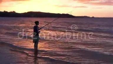 年轻女子投杆钓鱼剪影
